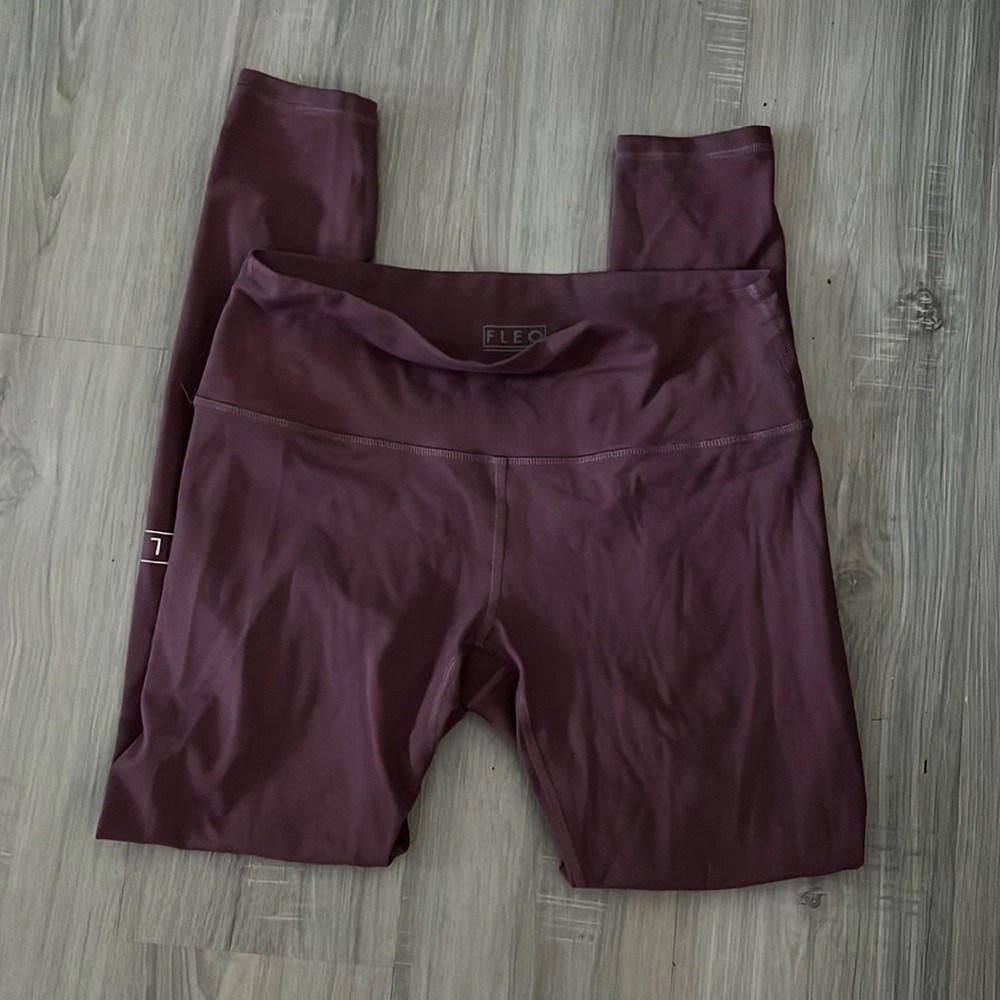 NWOT FLEO leggings